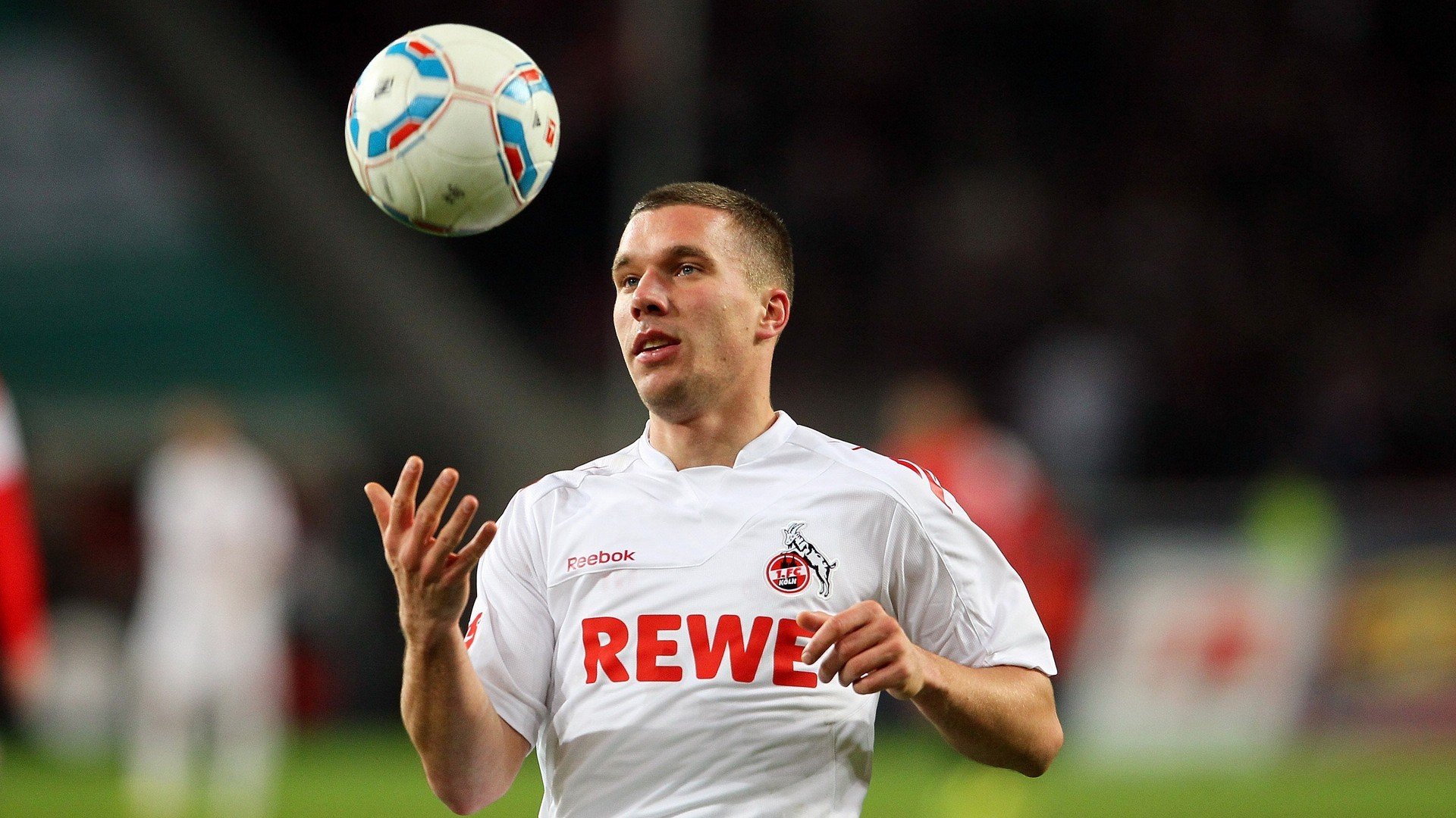 开云体育移动版-明星风采：场上场下的明星魅力全揭秘，明星现场秀演技